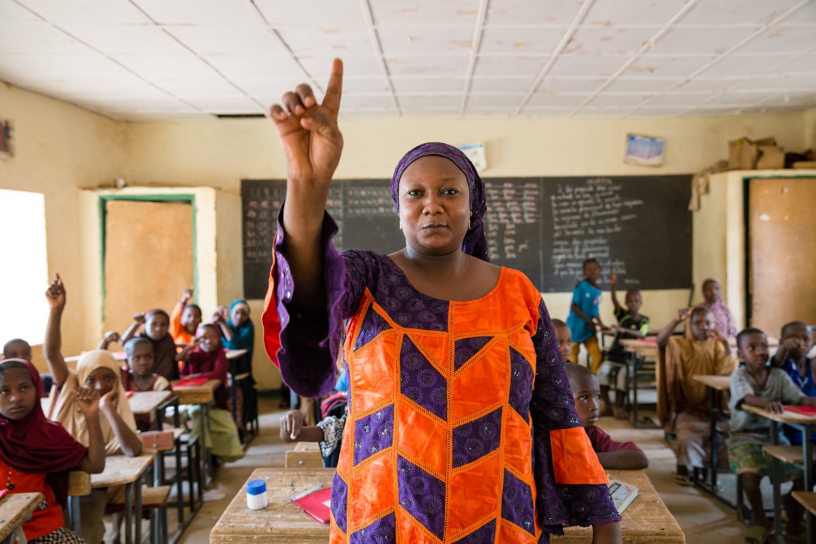 Teacher training workshop with African educators learning new methodologies
